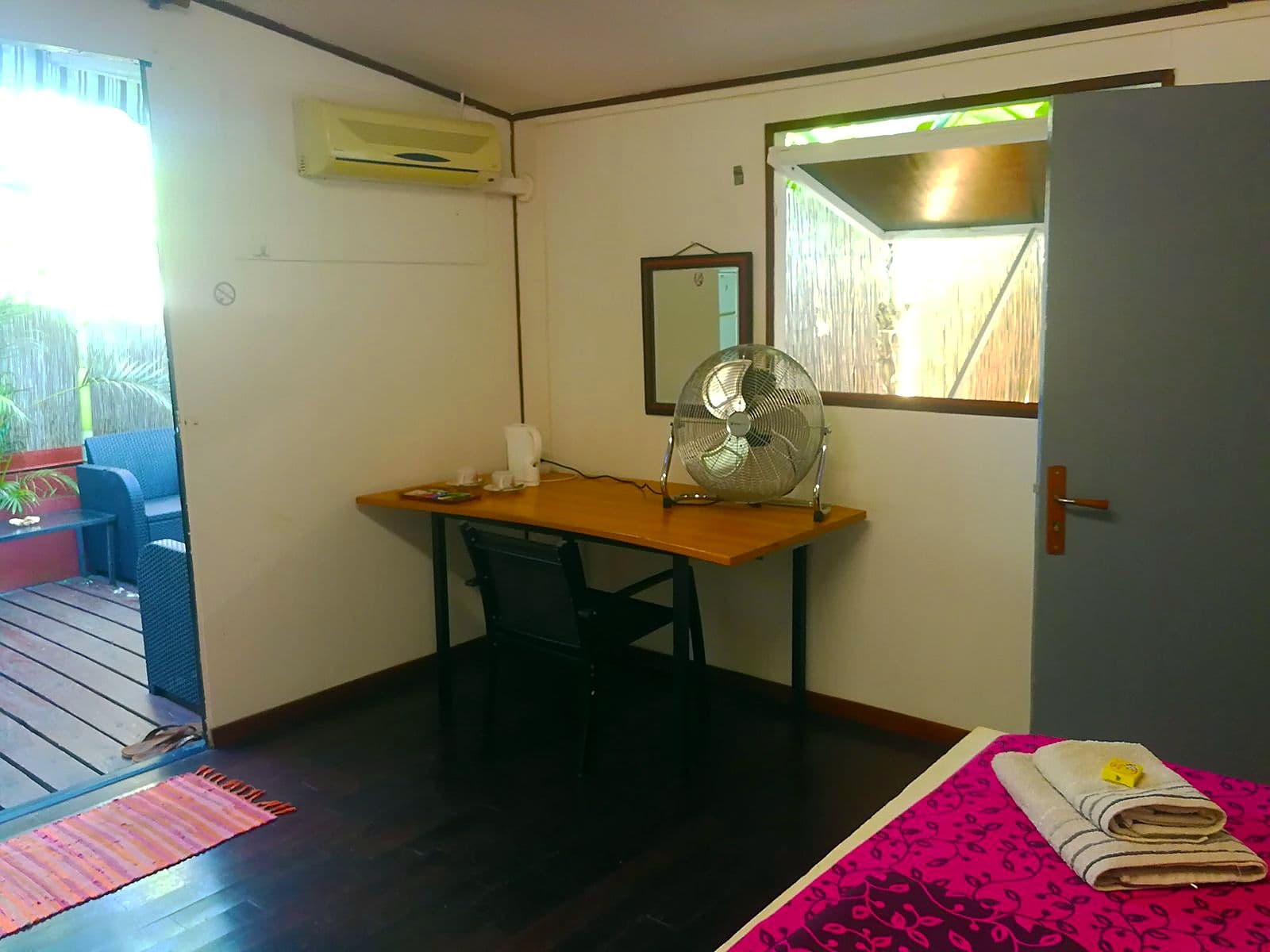 Studio 3 : bureau et accès à la terrasse