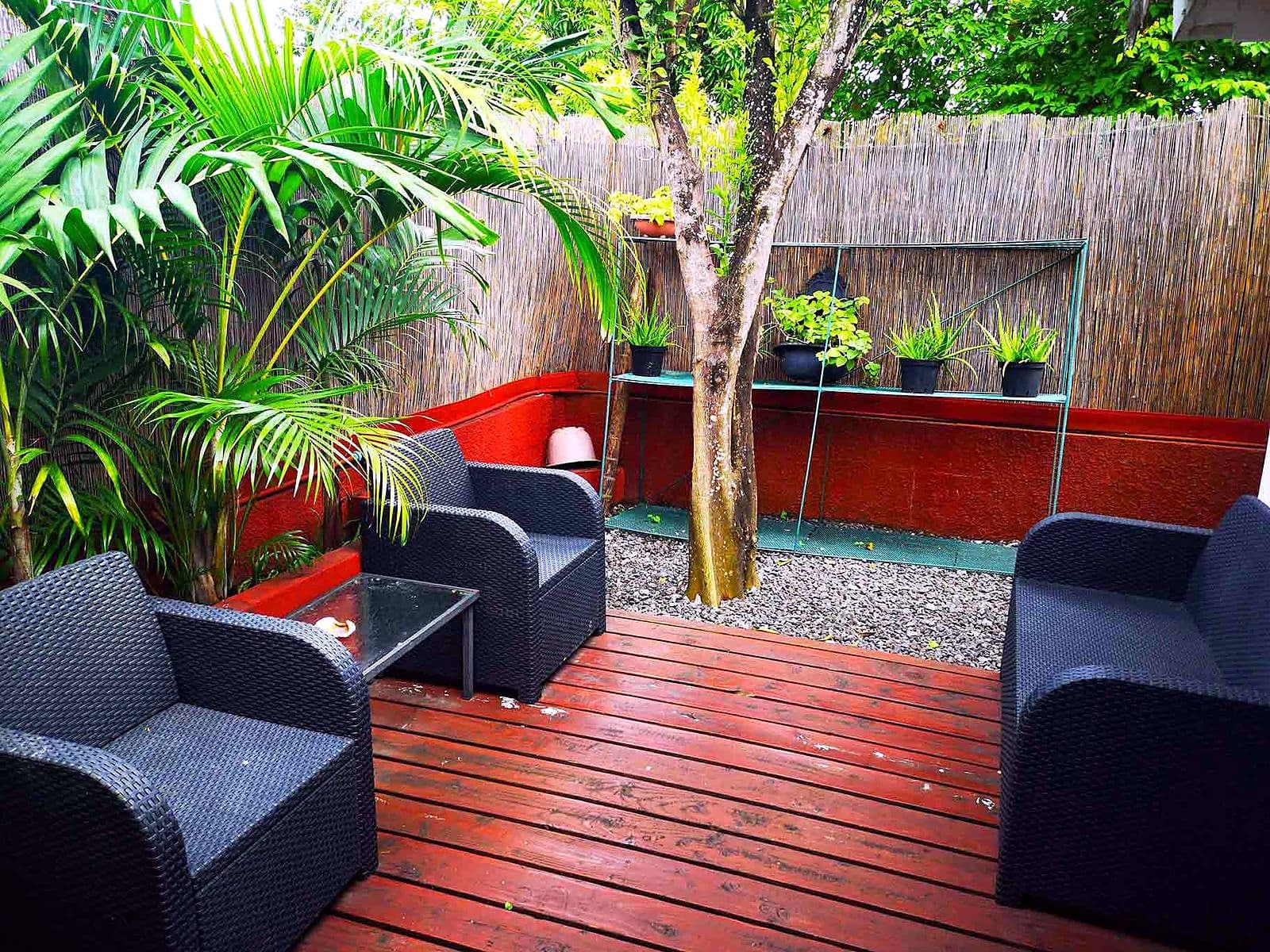 La terrasse-jardin du Tahiti Lodge